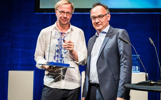 Journalist Ingo Meyer with his prize. Photo BDZV, Zumbansen