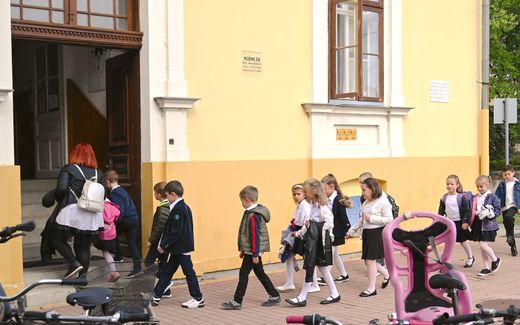 Children go to school in Hungary after the summer vacation. Photo AFP, Attila Kisbenedek