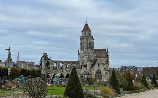 Church of Saint-Étienne-le-Vieux in the French town Caen. It is partly ruined. Photo Wikimedia Commons
