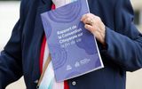 A convention member holds a document reading "report of the Citizens' Convention on the End of Life" prior to a meeting between the French President and members of the "Citizens' Convention on the End of Life". Photo AFP, Ludovic Marin
