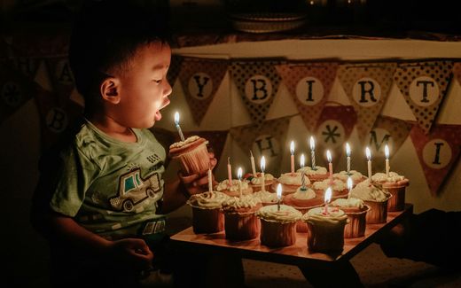 How can we organise a lovely party without giving in to our Christian values of modesty? Photo Unsplash, Thanh Tran