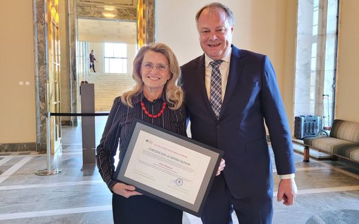 Päivi Räsänen (left) stands for life, family and freedom, says Henk-Jan van Schothorst from Christian Council International (CCI). Therefore, this year's "certificate of appreciation" goes to the MP from Finland. Photo CCI