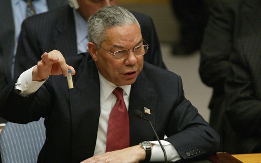 US Secretary Colin Powell showed the dangerous anthrax in the UN Security Council. At the moment, many were convinced. But twenty years later, it is different. Photo EPA, Timothy A. Clary 