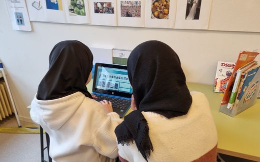 Islamic teacher with a student. Photo Facebook, IBS El Wahda