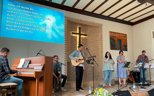 Worship service in Germany. Photo Facebook, Baptisten (BEFG)