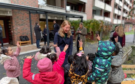Education Minister Tonje Brenna with kindergarten children. Photo Facebook, Tonje Brenna