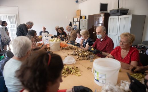 Peeling the potatoes is a huge chore in the Oltalom charity in Budapest. Photo Facebook, Oltalom Karitatív Egyesület