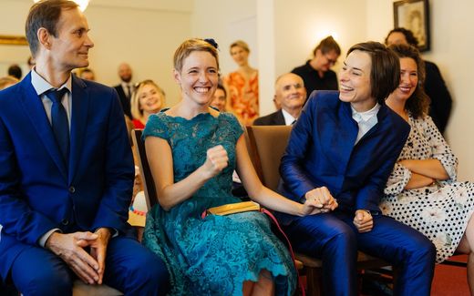 Agatha Kowalska (m.) and Emilia Barabasz (r.) got married in Berlin. Poland does not recognise their relationship. Photo Flickr, Kuba Dąbrowski / Love Does Not Exclude