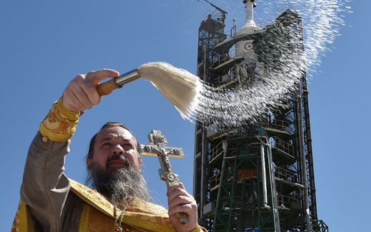 Does using holy water for military material fit with a peace mission? The Russian Orthodox Church is sometimes amazing. Photo AFP, Vyacheslav Oseledko
