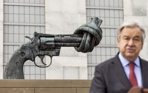 Sculpture "The Knotted Gun" at the UN Headquarters in New York. Photo EPA, Justin Lane 