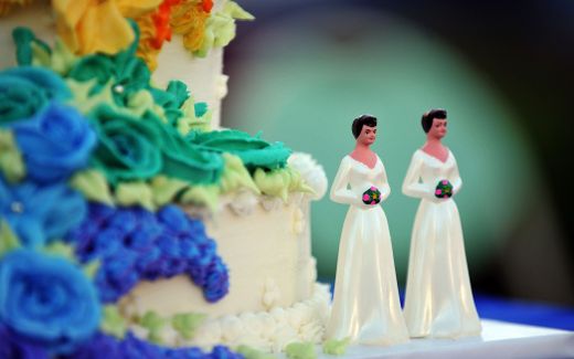 A wedding cake with statuettes of two women. Photo AFP, Gabriel Bouys