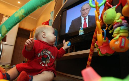 A Russian child watching a broadcast by Putin. Photo AFP, Kirill Kudryavtsev
