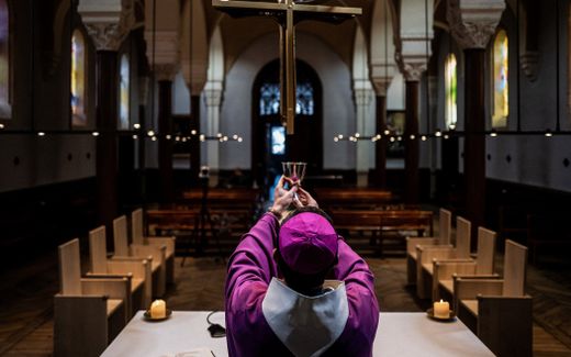 The bishop of Lyon in an empty church. Photo AFP, Jeff Pachoud

