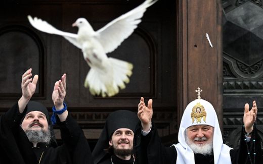 Russian Orthodox Patriarch Kirill (R) and Orthodox priests release white doves. Photo AFP, Kirill Kudryavtsev
