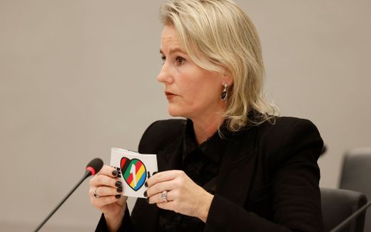 Dutch Minister of Sport, Conny Helder, with her OneLove band. She did not wear it at the Qatar World Championship and was criticised for that. Photo ANP, Bas Czerwinski