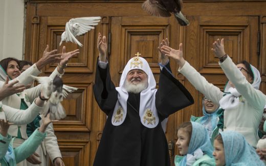 Russian Orthodox Patriarch Kirill (C) and Orthodox believers release doves. Photo EPA, Sergei Ilnitsky