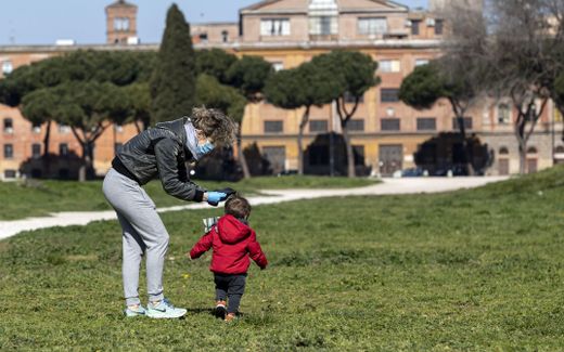  A woman and her baby walk in Circo Massimo in Rome, Italy. Photo EPA, Maurizio Brambatti