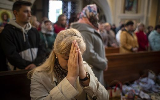 Ukrainian believers praying in church. Photo EPA, Martin Divisek

