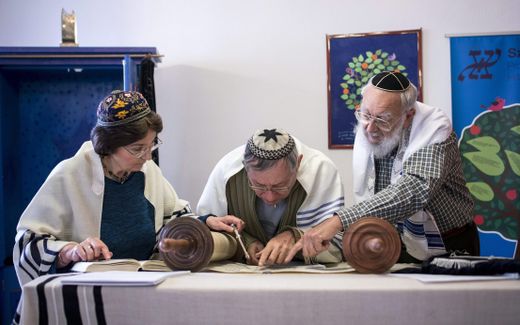 Hungarian rabbis. Photo EPA, Bea Kallos