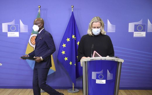 European Commissioner for International Partnerships Jutta Urpilainen and Togolese Minister of Foreign Affairs and Chief Negotiator of the Organisation of African, Caribbean and Pacific States. Photo AFP, Olivier Hoslet
