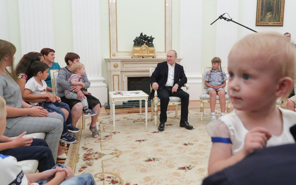 Kremlin tells doctor to convince women to have more children