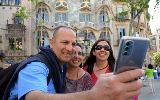 Tourists in Barcelona. Photo AFP, Lluis Gene
