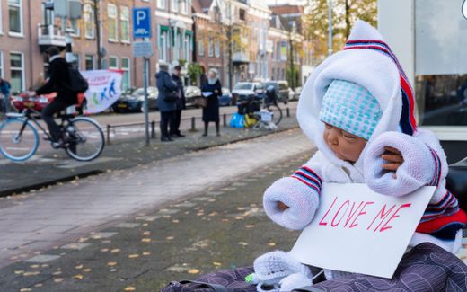 Vigil by Dutch abortion clinic in Utrecht. Photo RD, Anton Dommerholt