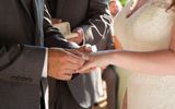 Couple tying the knot and exchanging their wedding rings. Photo Unsplash, Lyndsey Mitchell