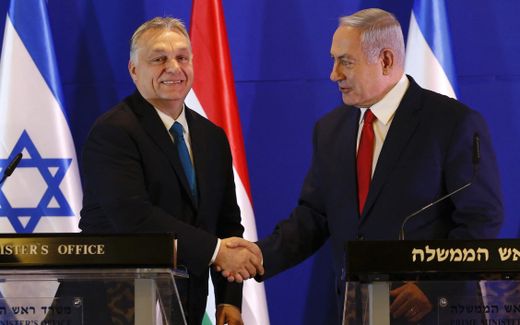 Hungarian Prime Minister Viktor Orban (l.) and Israeli Prime Minister Benjamin Netanyahu shake hands. Photo AFP, Ariel Schalit
