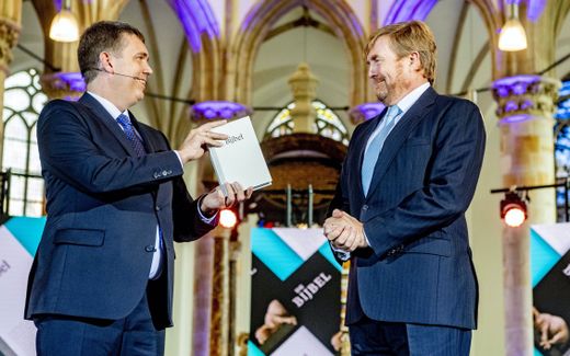 Rieuwerd Buitenwerf, director of the Dutch-Flemish Bible Society, presented the new Bible version to King Willem-Alexander (right). Photo ANP, Robin Utrecht
