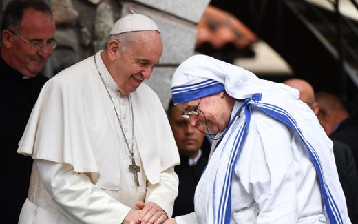 Pope Francis shakes hands with a nun of the Missionaries of Charity. Photo AFP, Andreas Solaro