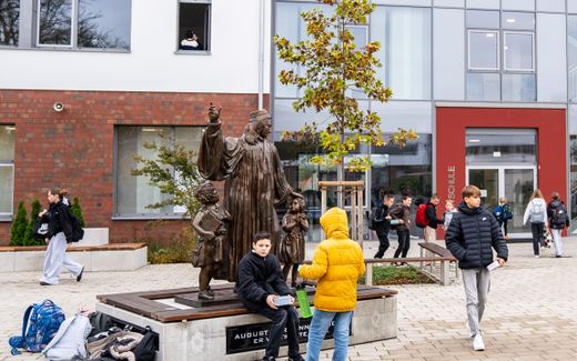 The new statue of August Hermann Francke in front of the school in Detmold that is named after him. Photo CSV Lippe