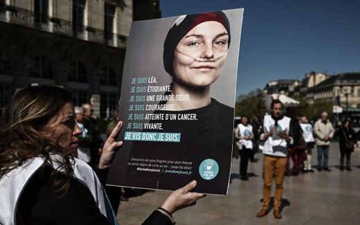 A member of the French collective "Relieve but not kill" ("Soulager mais pas tuer" in French) holds a sign during a gathering to protest against the legalization of euthanasia or assisted suicide. Photo AFP, Philippe Lopez