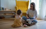 Mother and her daughter are playing with musical instruments. Photo Unsplash, Sebastian Pandelache 