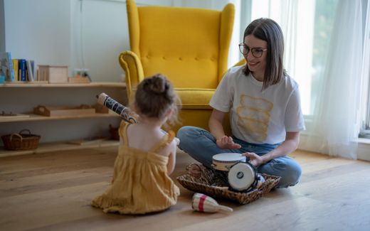 Mother and her daughter are playing with musical instruments. Photo Unsplash, Sebastian Pandelache 