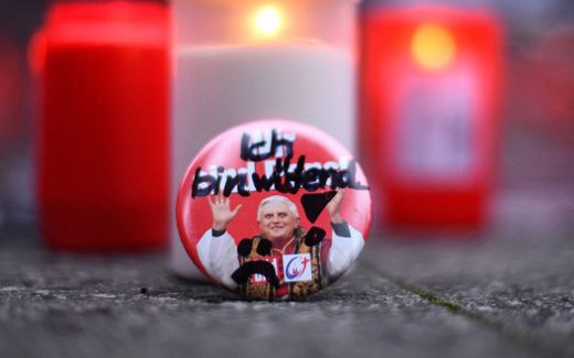 Button with the text "I am angry" at a protest of abuse victims against clergy. Photo AFP, Ina Fassbender 