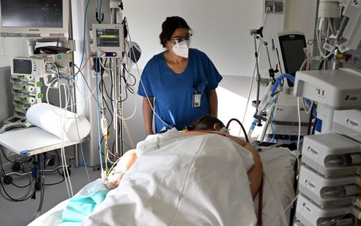 Nurse and patient on an intensive care unit. Photo AFP, Nicolas Tucat
