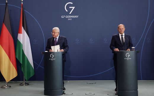 German Chancellor Olaf Scholz (r.) and Palestinian president Mahmud Abbas (l.) hold a press conference at the Chancellery in Berlin, Germany, on August 16, 2022. Photo AFP, Jens Schlueter 