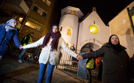 That was a real height for the Jewish community. Early 2015, Muslim came to the synagogue in Oslo to demonstrate their solidarity with the Jewish community. But Jews are still complaining about antisemitism. Photo EPA, Hakon Mosvold Larsen