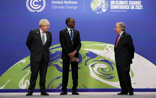 Three leaders at the start of the UN Climate Conference in the Scottish city of Glasgow, on Monday. The British Prime Minister Boris Johnson (left), Saint Lucia Prime Minister Philip J. Pierre (middle) and UN Secretary General Antonio Guterres (right). Photo AFP, Christopher Furlong