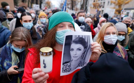 Demonstration in Poland after the news that Izabela died before she could undergo an abortion. Photo AFP, Wojtek Radwanski