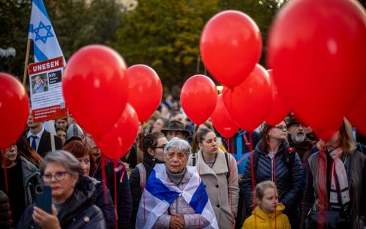Demonstrators rally to show support for Israel in Prague. People hold red balloons during a demonstration in support of Israel, at the Old Town Square in Prague. Photo EPA, Martin Divisek