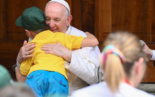 Pope Francis hugs a child refugee from Ukraine. Photo AFP, Tiziana Fabi
