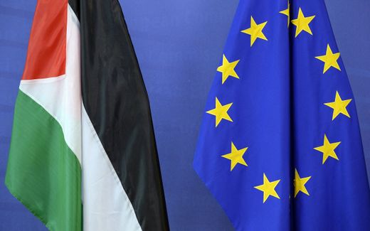 The Palestinian flag (L) is seen next to the European Union flag at the European Union Commission headquarters in Brussels. Photo AFP, Thierry Charlier