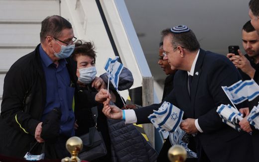 Ukrainian Jews receive a warm welcome after fleeing to Israel. Photo AFP, Menahem Kahana
