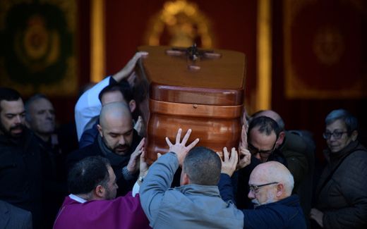 Pallbearers carry a casket. Photo AFP, Cristina Quicler
