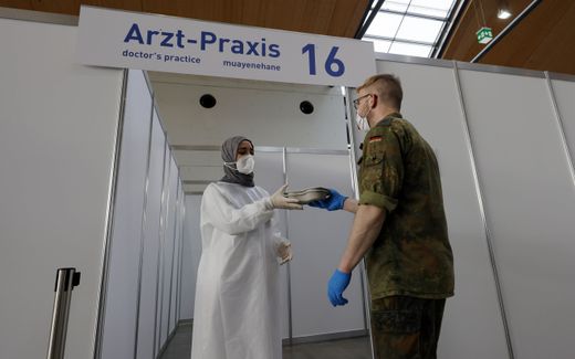 In addition to having to get their own Covid vaccination, the soldiers of the German Bundeswehr also helped with the vaccination campaign. Photo EPA, Ronald Wittek


