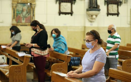 Church goers wearing a mask during the Covid pandemic. Photo EPA, Khaled Elfiqi 

