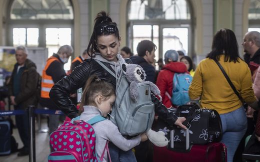 Ukrainian mother and daughter at a Polish train station. Photo AFP, Wjtek Radwanski
