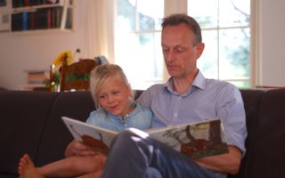 Evert van Vlastuin has spent many hours on his couch while reading to his children. Photo CNE.news